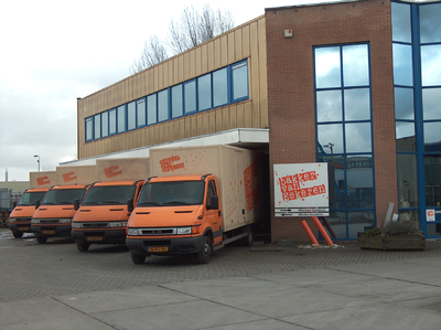 820991 Gezicht op de expeditie van de hoofdvestiging van Bakker van Eekeren (Techniekweg 14) te Utrecht; vóór de ...